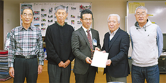 認定書を受け取る松野会長（写真右から2番目）