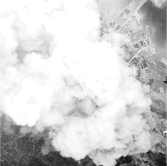 神奈川区への爆撃時、東神奈川駅上空から空撮した写真【山本博士資料（横浜市史資料室所蔵）】