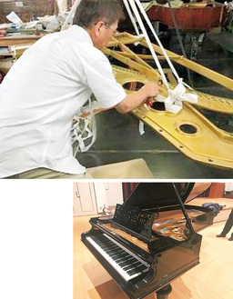 フレームを釣り上げて割れがないか木槌で叩き異常音を確認する作業（写真上）、修理が完了し常盤台に戻ったピアノ（同右）