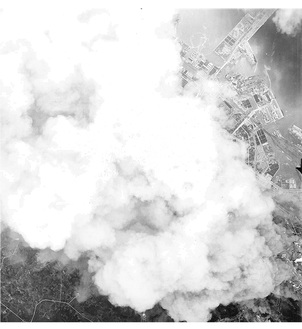 爆撃時、東神奈川駅上空から空撮した写真【山本博士資料（横浜市史資料室所蔵）】