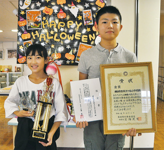 賞状を手にする部長の西村さん（写真右）と野村さん
