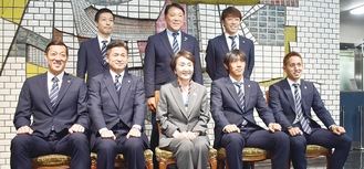 林文子市長（前列中央）を囲み集合写真