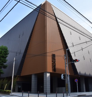 斬新なデザインが印象的な「横浜武道館」