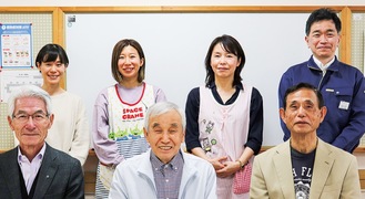 中野副会長(前列左)と食堂関係者ら