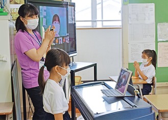 教室と家庭学習をライブ配信でつなぐ桜岡小学校での授業の模様