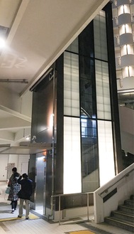 設置されたエレベーターは夜になると行燈のデザインが際立つ