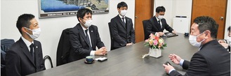 シーズンを振り返る横浜ＦＣ関係者（左）と出口区長