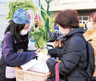 注文をうけ、野菜を手渡す児童