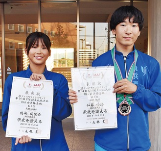 棒高跳で入賞した横浜清風高校の鶴田さん（左）と加藤さん