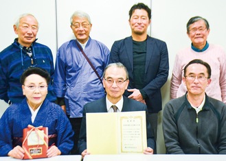 金子理事長(前列中央)と法人関係者