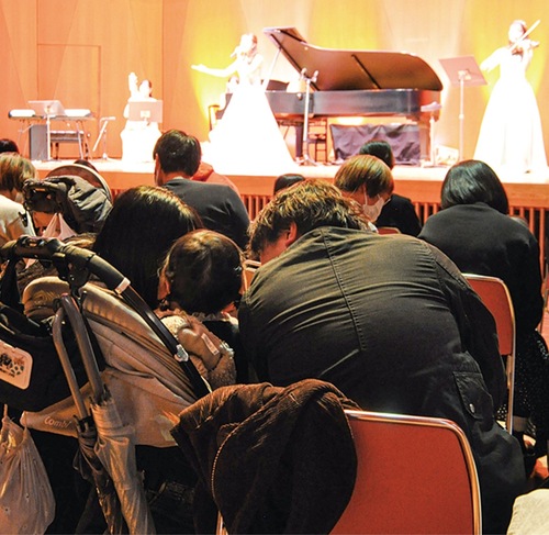 ベビーカーで入場し、音楽を楽しむ親子も多かった