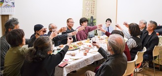完成したワインの試飲会で乾杯する「横浜市保土ケ谷区産のワインを造る会」のメンバー