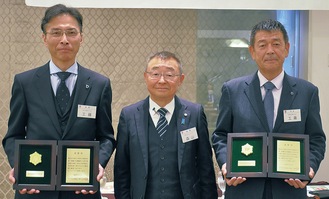（左から）工藤樹社長、森山会長、工藤圭亮社長