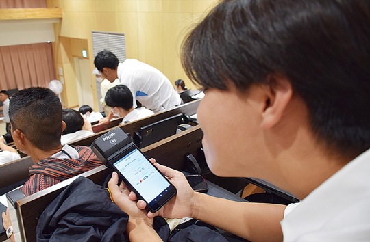 端末を操作する生徒