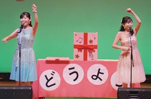 「アイアイ」を歌う坂入姉妹