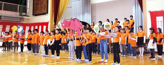 ステージで練習の成果を披露する峯小の児童