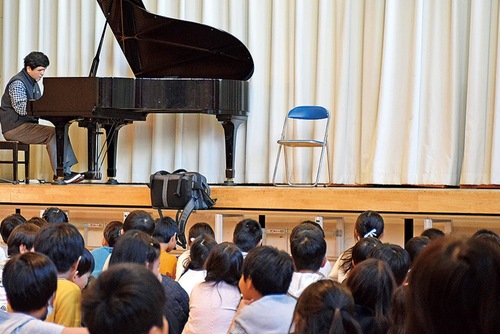 久保さんの演奏を聴く児童