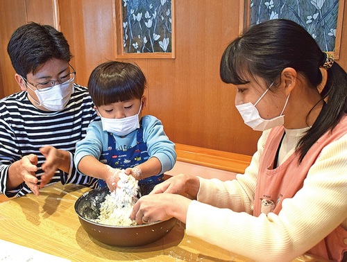 そば粉に水をなじませる水回しの工程