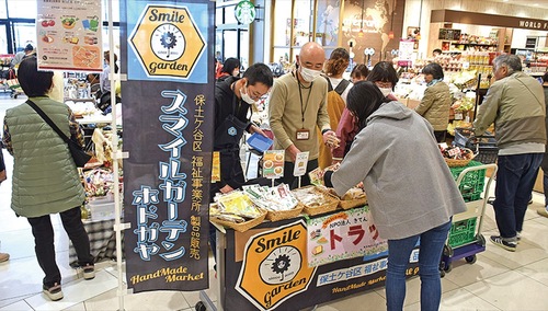 商品をPRする各事業所