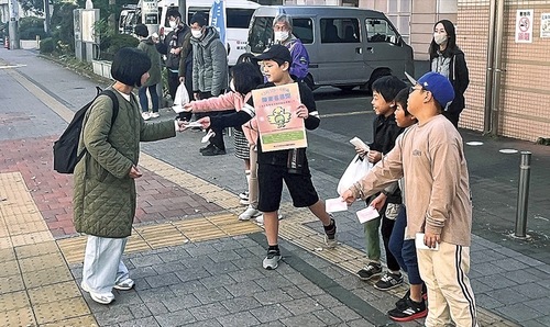 ティッシュを配布する児童