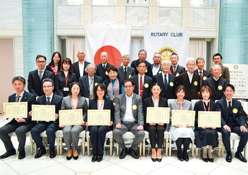 表彰状を手に持つ受賞者たち