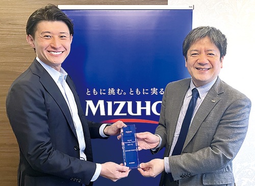 受賞の様子（左が瀧澤代表取締役、同社提供）