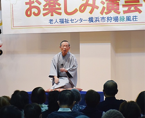 落語を披露する湊家波馬さん