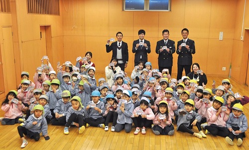 峯岡幼稚園で行われたお渡し会