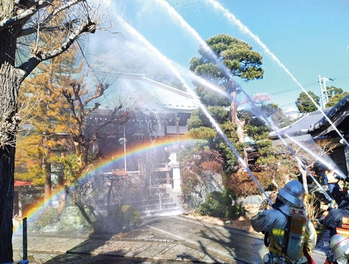 息の合った一斉放水（久保田団長提供）