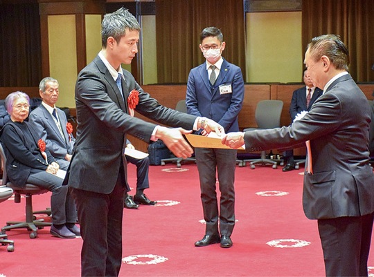 黒岩知事（右）から表彰状を受け取る渡邉さん