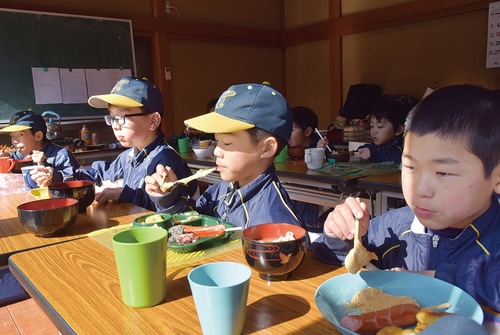 つきたての餅を味わう子どもたち