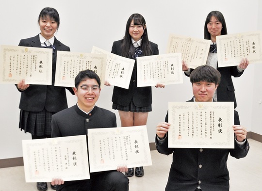 表彰状を手に持つ（後列左から時計回りに）山城屋さん、上野山さん、萩原さん、本多さん、遠藤さん