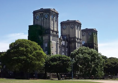 根岸森林公園内に現存する旧根岸競馬場一等馬見所＝市提供
