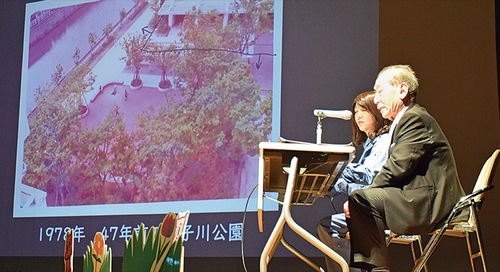 愛護会の歴史や活動を紹介する外木場会長（右）