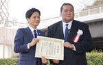 感謝状を受け取る照ノ富士親方（右）