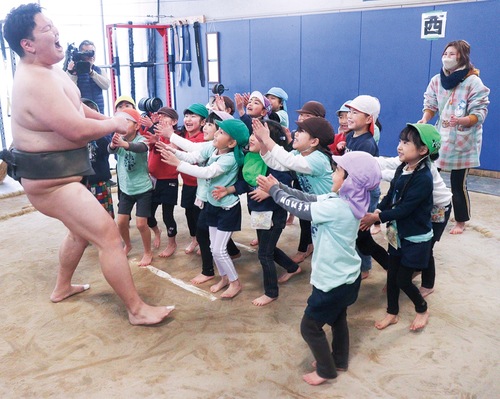 加藤さん（左）に必殺の猫だましを仕掛ける園児たち