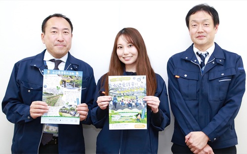 作成したチラシを手にする下水道河川局の職員