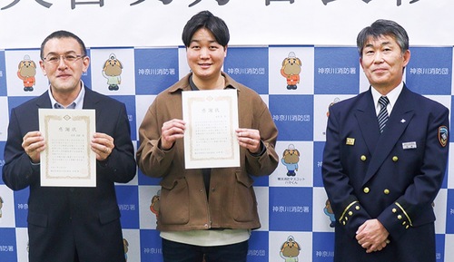 表彰状を手にする高澤さん（左）と赤澤さん