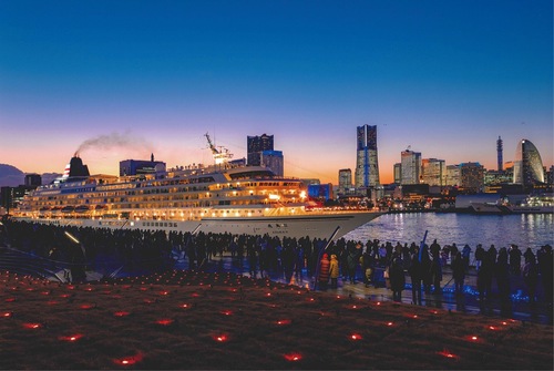 特選「聖なる夜の出港」（市提供）
