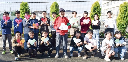 手紙を持つ児童と坂口さん