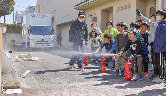 消火器での放水訓練