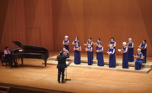 合唱を披露するさくらエコーのメンバー