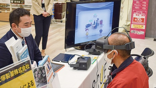 VRを体験する来店者