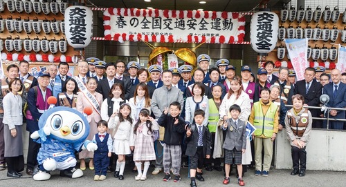 同署前で記念撮影をする関係者ら