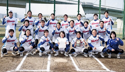 好成績を収めて笑顔の選手たち（同校提供）
