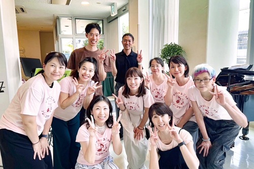 笑顔のメンバー（同グループ提供）