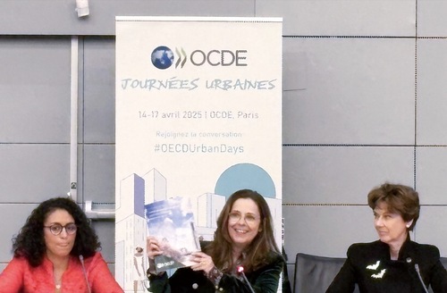 レポートを発表するラミア局長（中央、横浜市提供）