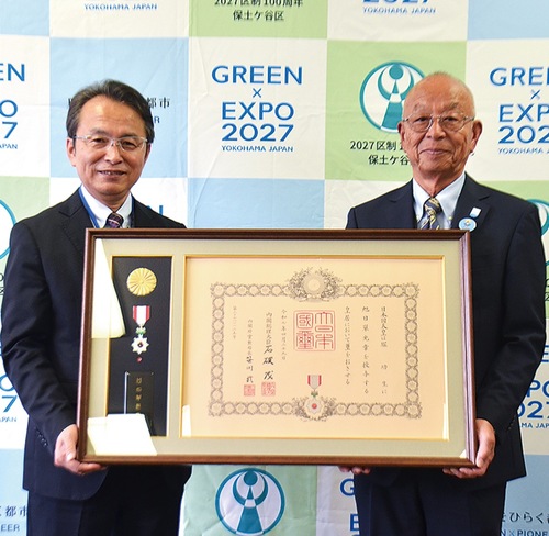神部区長（左）に受章を報告する堀さん