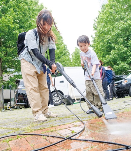掃除する参加者（ケルヒャー提供）