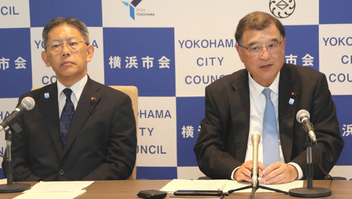 会見で抱負を述べる渋谷議長（右）と尾崎副議長